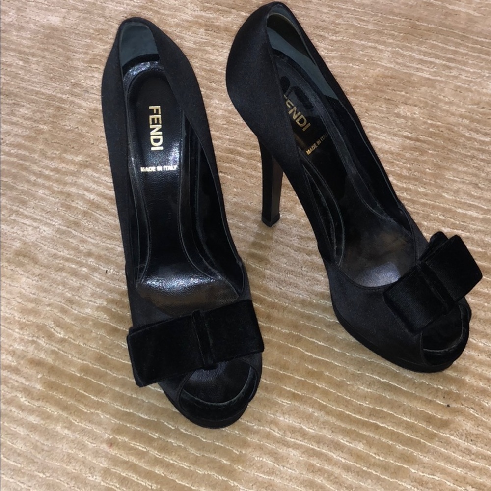 Fendi platform velvet bow pumps